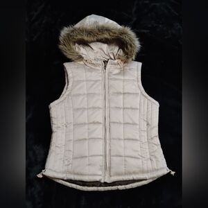 BKE The Buckle Faux Fur Quilted Vest Hood Size Large Shiny Beige Cream Large